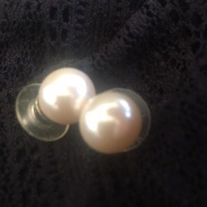 Pearl studs